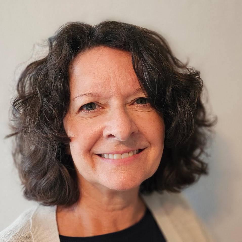 Lisa Tami Headshot (1)